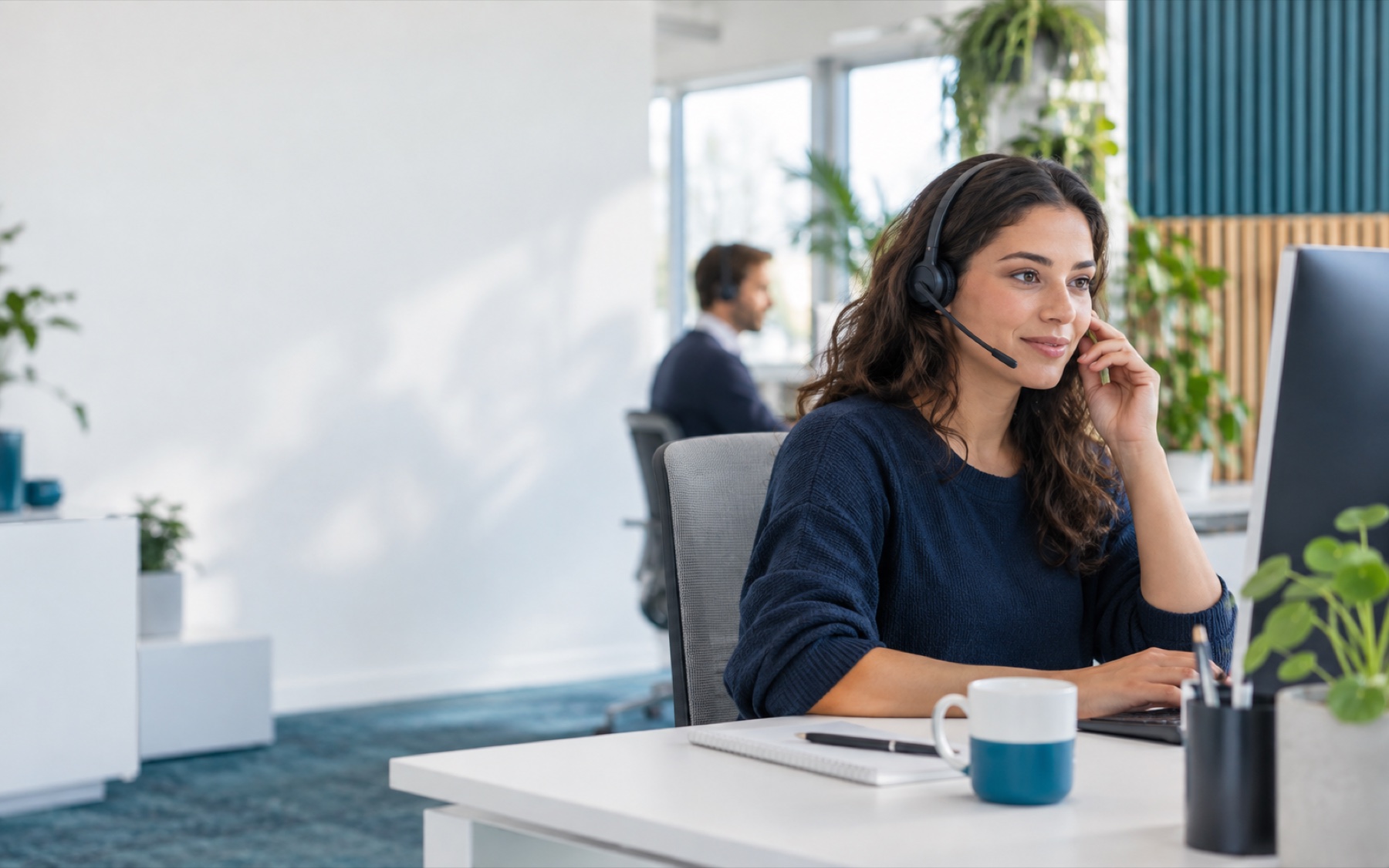 Een medewerker van Telesecretariaat.PRO helpt een klant telefonisch